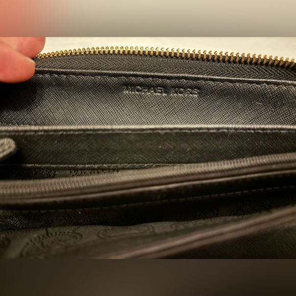 Large black Michael Kors travel wallet - Picture 2 of 4